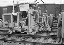 846788 Afbeelding van een wisselstopmachine van de Deutsche Bundesbahn op de bovenbouwtentoonstelling (demonstraties en ...